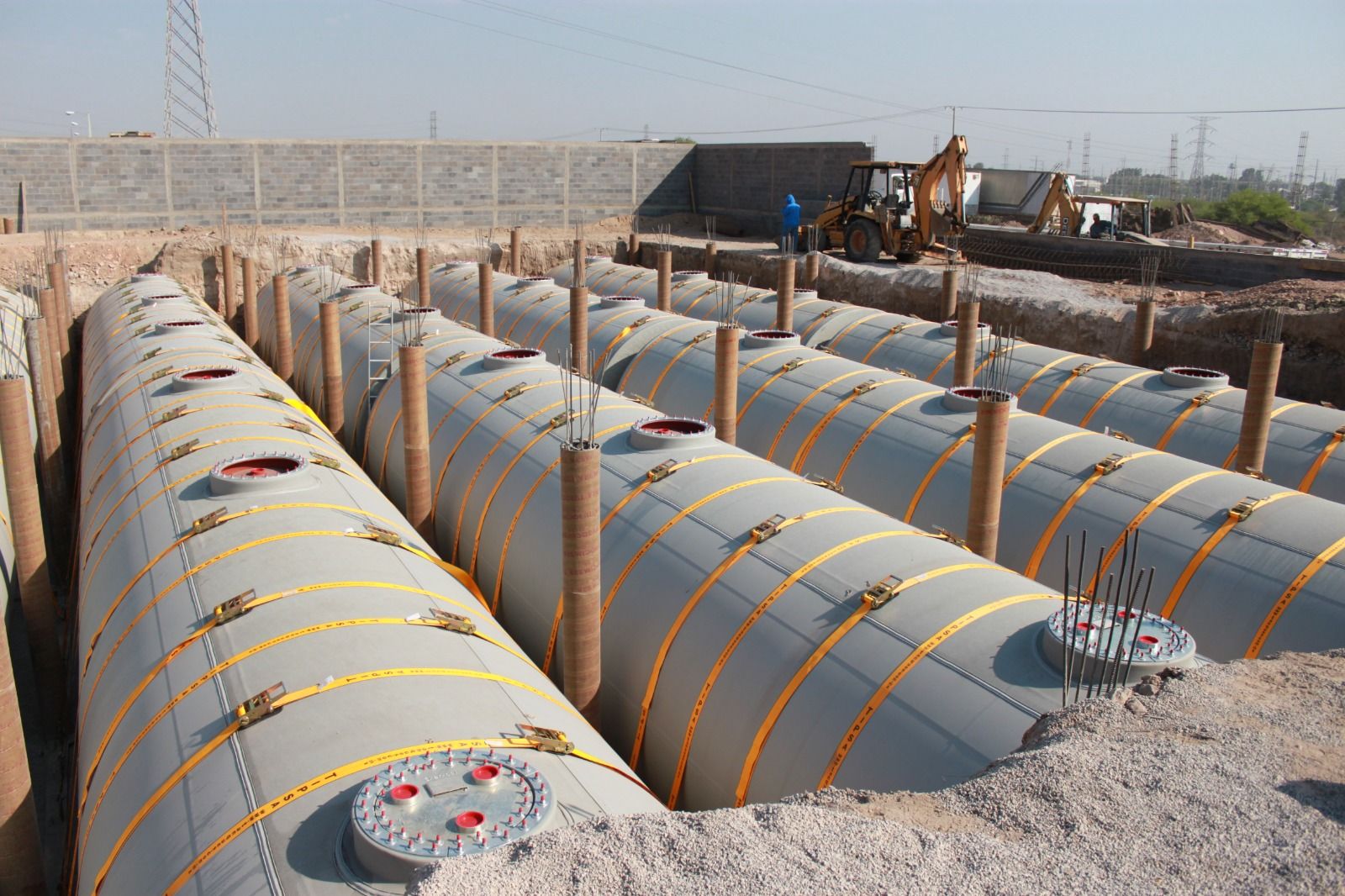 Tanques TIPSA de doble pared acero/polietileno colocados en excavación, sujetos con cinchas